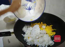 Illustration of how to make egg fried rice 3