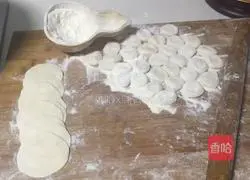 Illustration of how to make pork, shrimp, cabbage dumplings 8