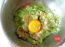 Illustration of how to make celery and pork wontons 9