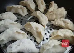 Illustration of how to make dumplings with shrimp, egg white and vegetable stuffing 10