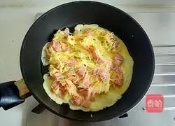 Illustration of how to make fried potato shredded egg pancake 9