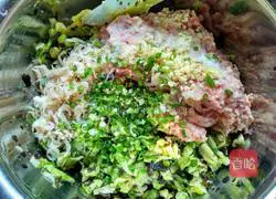 Illustration of how to make cabbage, shrimp skin and pork dumplings 8