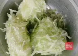 Illustration of how to make watermelon rind and pork wontons 3