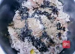 Illustration of how to make mushroom, cabbage and pork dumpling stuffing 5