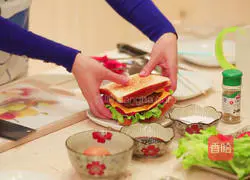 Illustration of how to make super energy breakfast sandwich for 3 years old + baby 9