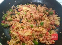 Illustration of how to make tomato and egg fried rice 11