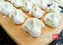 Illustration of how to make dumplings stuffed with cabbage and pork.11