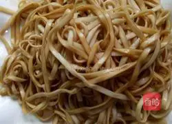 Illustration of how to make fried noodles with beans and shredded pork 3