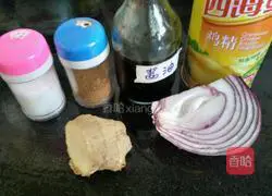 Illustration of how to make pork and cabbage dumpling stuffing 3