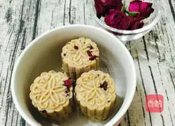 Illustration of making lotus seed mud rose cake 17