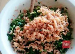 Illustration of how to make three fresh stuffed buns 6