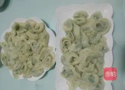 Illustration of how to make dumpling skins 6