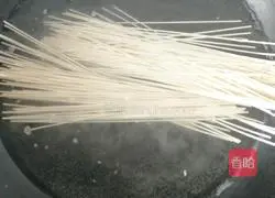 Illustration of how to make noodles with scallion oil 3