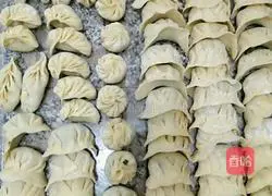 Illustration of how to make mushroom, egg white, green onion dumplings 1