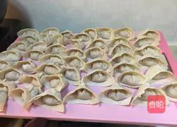 Illustration of how to make fresh meat and water chestnut dumplings 12