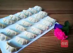 Illustration of how to make pork and sauerkraut dumplings 9