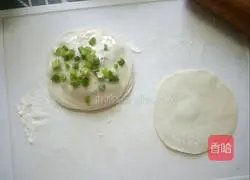 Illustration of how to make scallion pancakes 4