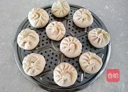 Illustration of how to make steamed buns with vegetarian stuffing 14