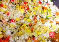 Illustration of how to make colorful egg fried rice 10