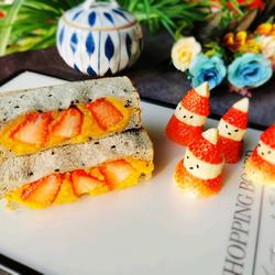 Strawberry sandwich breakfast (just in time for Christmas)