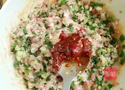  Illustration of how to make dumplings with spicy onion and spicy sauce 5