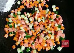 Illustration of how to make golden fried rice 6