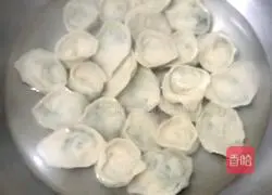 Illustration of how to make celery and pork wontons 9