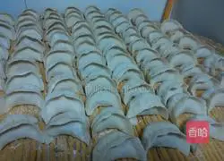 Illustration of how to make celery and meat dumplings 10