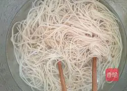 Illustration of how to make noodles with scallion oil 7