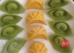 Double-fold dumpling wrapping method illustration 10