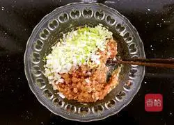 Illustration of how to make fresh meat wontons 4