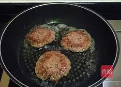 Illustration of how to make satay beef patties 10