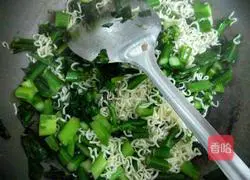 Illustration of how to make stir-fried noodles with minced kale and minced meat 7