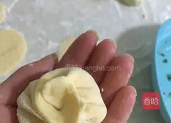 Illustration of how to make pumpkin skin buns stuffed with radish stems and leaves 9