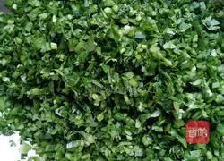 Lean lean meat dumplings with leek, vermicelli and eggs Illustration of how to make meat dumplings 1