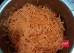 Illustration of how to make carrot pancakes 1