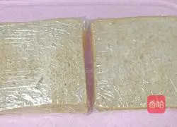 Illustration of how to make seaweed, meat floss and egg sandwich 12