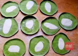 Illustration of how to make cabbage (Baicai) dumplings 13