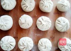 Illustration of how to make three fresh stuffed buns 13