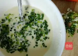 Illustration of how to make crispy green onion pancakes 3