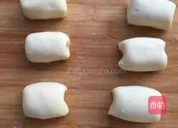 Illustration of how to make gold and silver condensed milk steamed buns 1