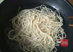 Illustration of how to make noodles with scallion oil 5