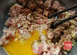 Illustration of how to make radish and beef dumpling stuffing 2