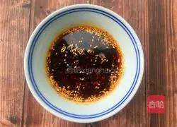 Illustration of how to make cold shredded chicken noodles 5