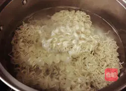 Illustration of how to make fried noodles with eggs 4