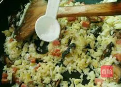 Illustration of how to make ham and egg fried rice 13