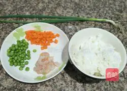 Illustration of how to make fried rice with peas and shrimps 1