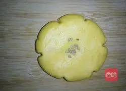 Illustration of how to make flower-shaped pumpkin cake 8