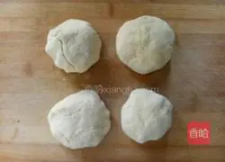 Illustration of how to make scallion oil layer cake 4