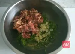 Illustration of how to make celery and meat dumpling stuffing 7